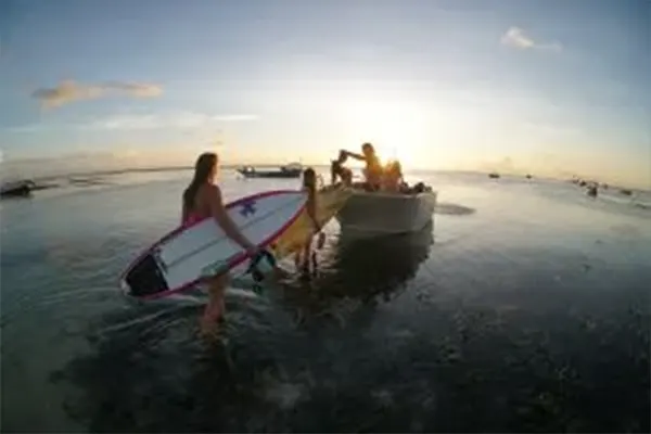 Surfer Kenworthy performing sharp turn on wave, Maldives – Atoll Travel