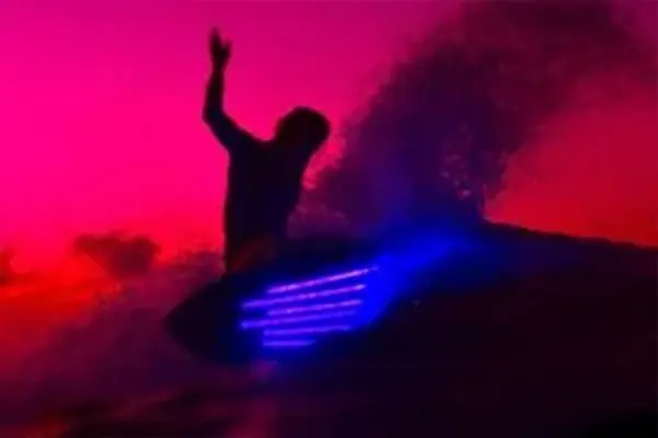 Surfer performing skillful turn on powerful wave, tropical Maldives – Atoll Travel