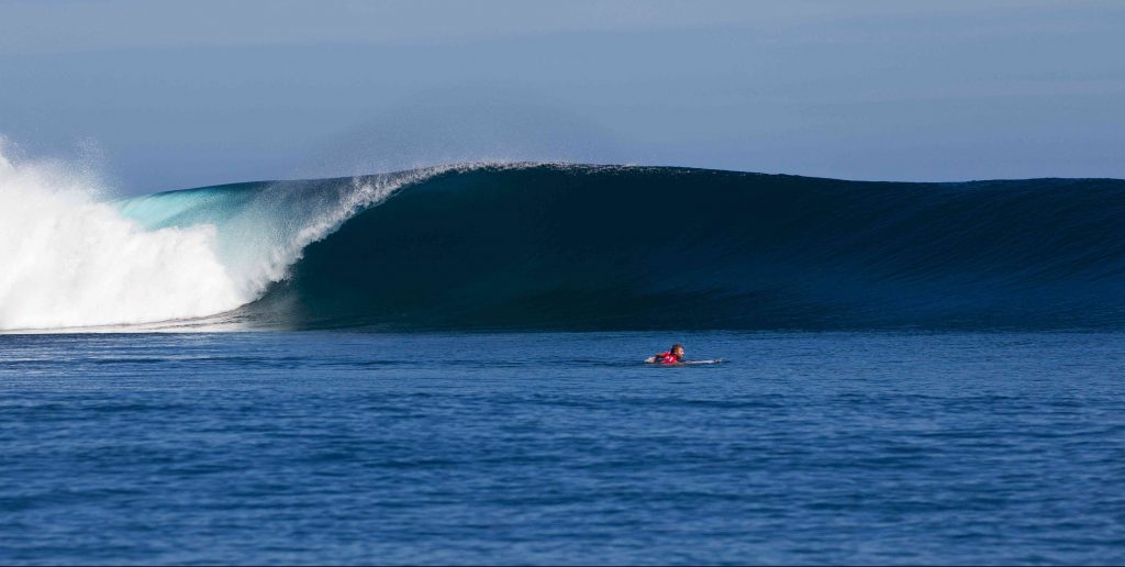 High-resolution aerial of Namotu surf break, Fiji with surfers riding waves – Atoll Travel