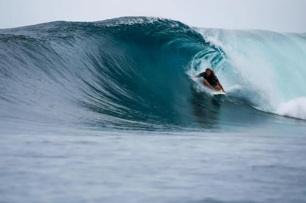Drone view of turquoise ocean with scattered surfboards and waves, Maldives – Atoll Travel