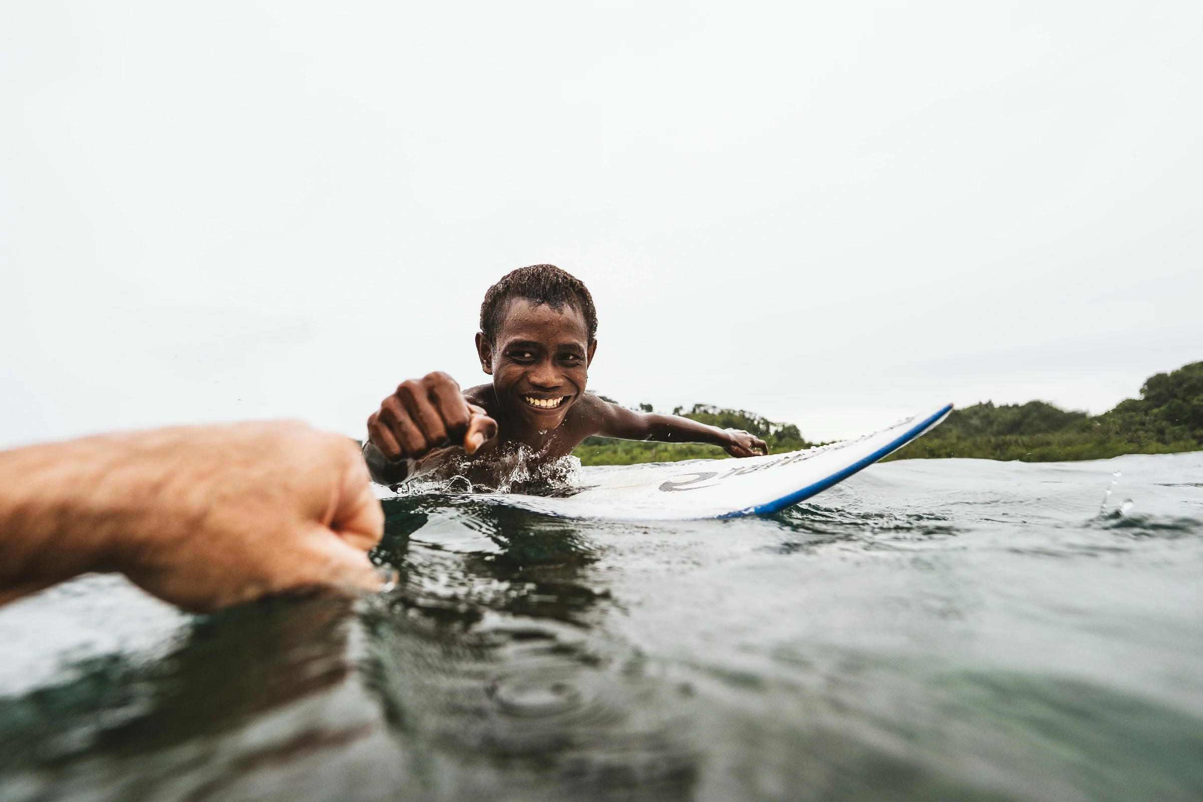 Surfer performing cutback on turquoise wave, Maldives – Atoll Travel